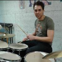 Ronald achter drumstel